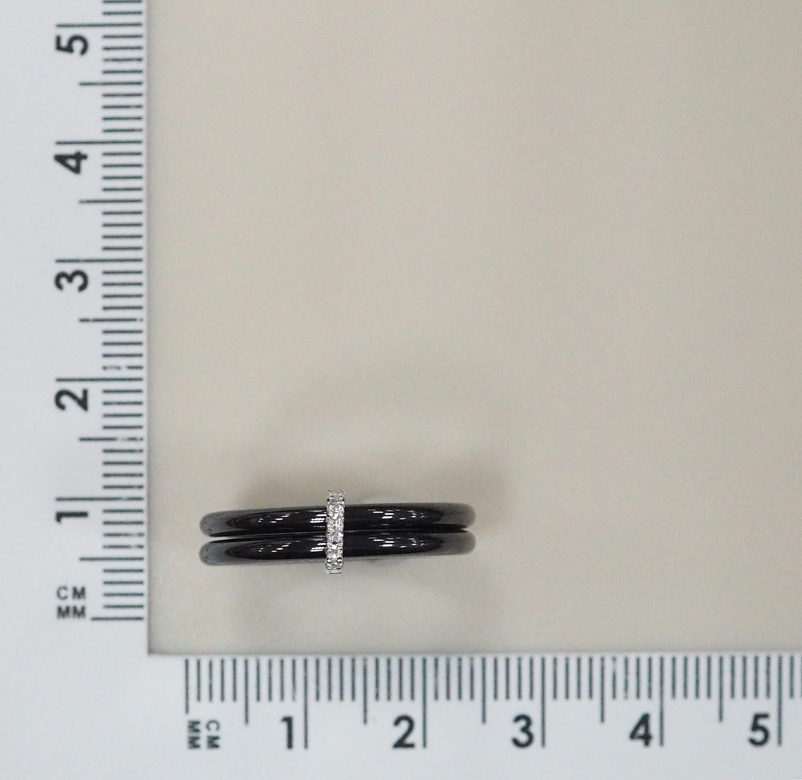 Кольцо из белого золота с бриллиантами и керамикой